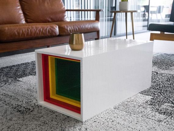 Юсун Чжан построил полноразмерный стол из конструктора LEGO