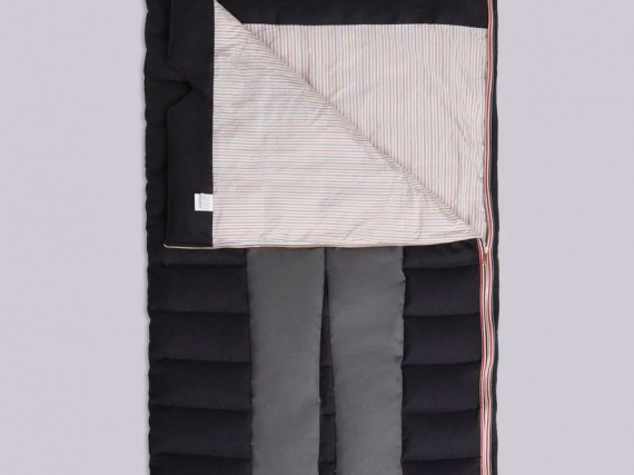Thom Browne выпустил спальный мешок для тех, кто хочет спать в костюме