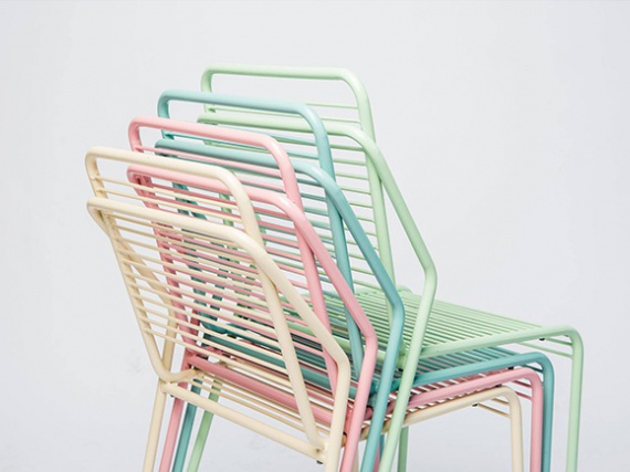 Александр Жуковский сделал стулья из металлических трубок