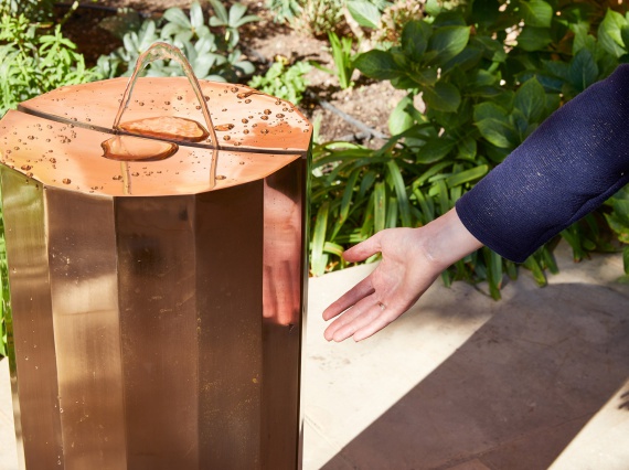 Дизайнер Майкл Анастассиадес поставил бронзовый фонтан в саду V & A