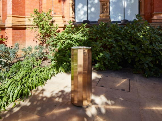 Дизайнер Майкл Анастассиадес поставил бронзовый фонтан в саду V & A