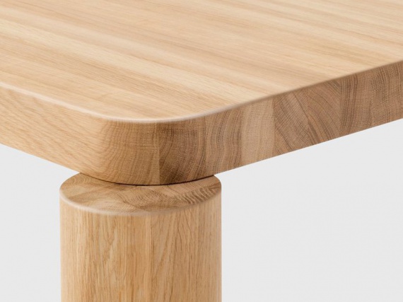 Филипп Малуан создал стол из дерева