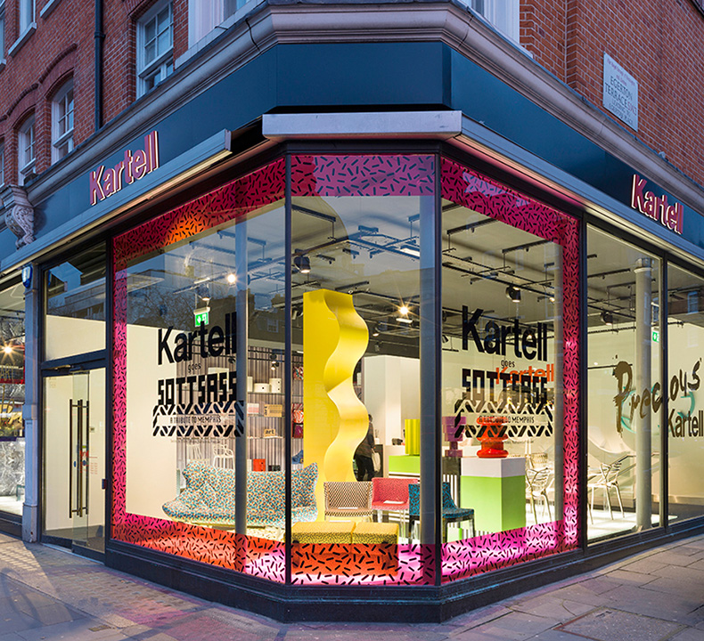 Витрина магазина Kartell в Лондоне, оформленная Ферруччо Лавиани