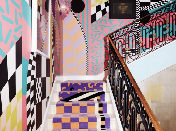 Саша Бикофф оформила лестницу в стиле Мемфис