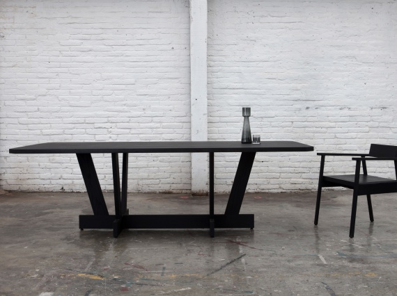 Дизайнеры Esrawe Studio представили коллекцию черной мебели