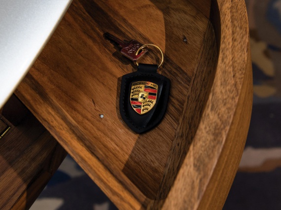 Дизайнеры сделали стол, вдохновленный Porsche