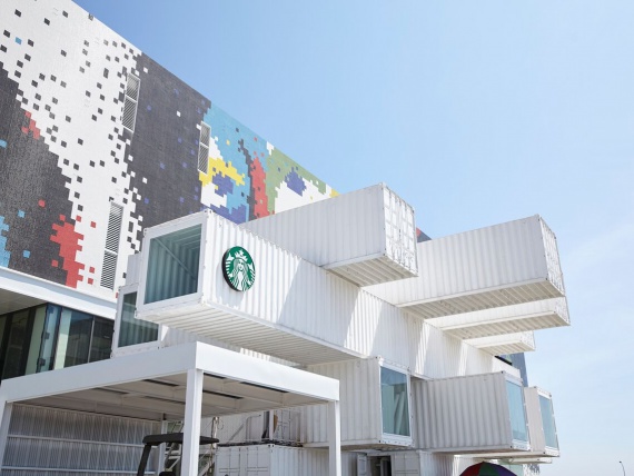 Бюро Кенго Кумы построило Starbucks из транспортных контейнеров