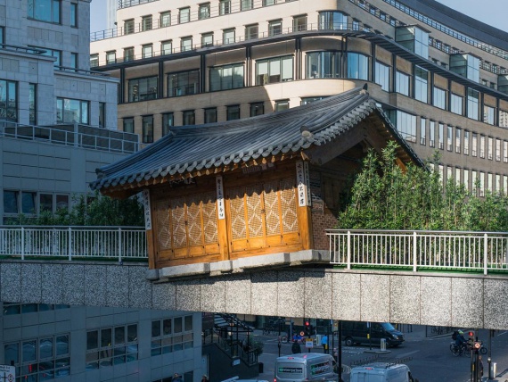 Художник Ду Ху Са построил корейский дом на мосту в Лондоне