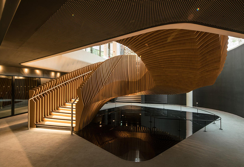 Лестница для офиса медиа-подразделения компании LVMH от французского дизайнера Ора-Ито
