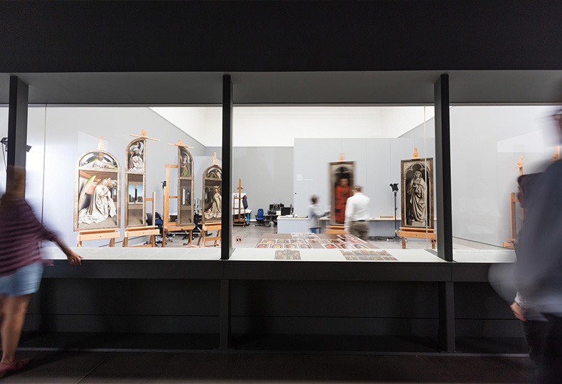 За стеклом – комната, где реставрируют створки Гентского алтаря