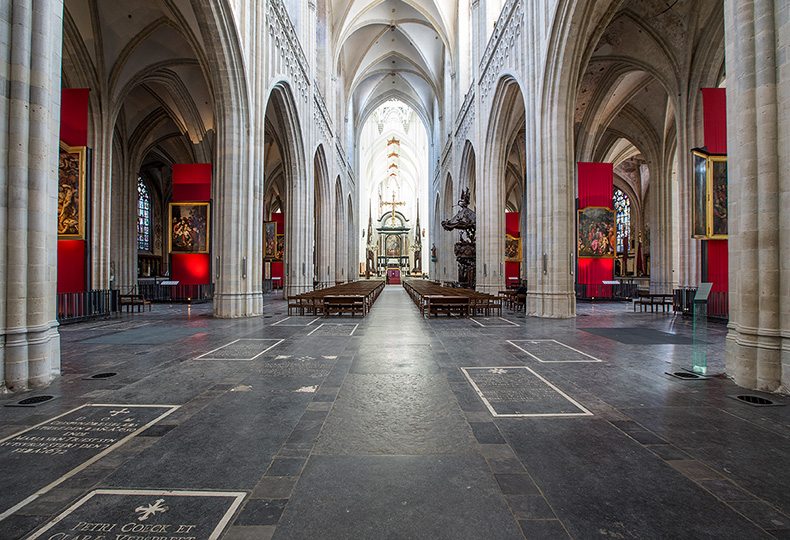 В Кафедральном соборе Антверпена. На красных холстах – полотна из Королевского музея изящных искусств