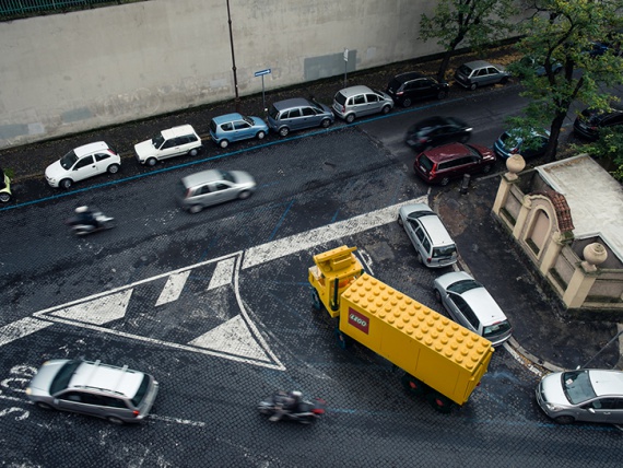 Итальянский фотограф поместил автомобили LEGO на улицы Рима 