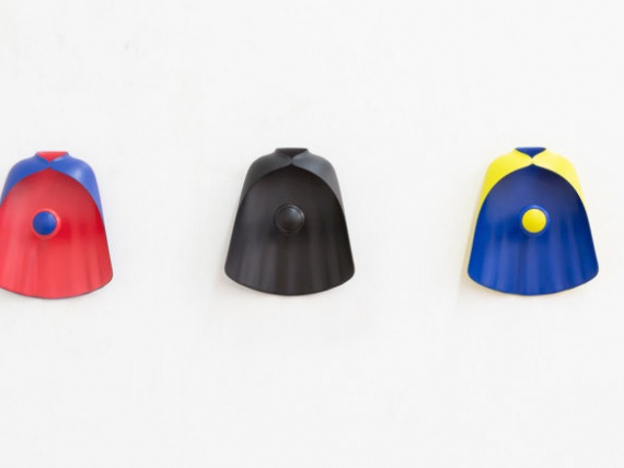 Дизайнер Констанс Гиссе сделала «мультяшные» крючки для одежды