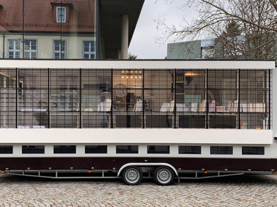 Архитектор построил автобус в виде легендарной школы Баухаус в Дессау
