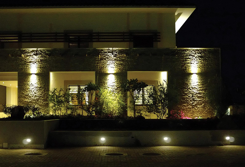 Фасад частной резиденции. Для освещения используются встроенные и настенные Nobile Italia SpA.
