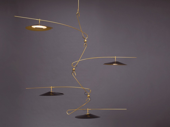 Дизайнеры David Weeks сделали коллекцию балансирующих светильников