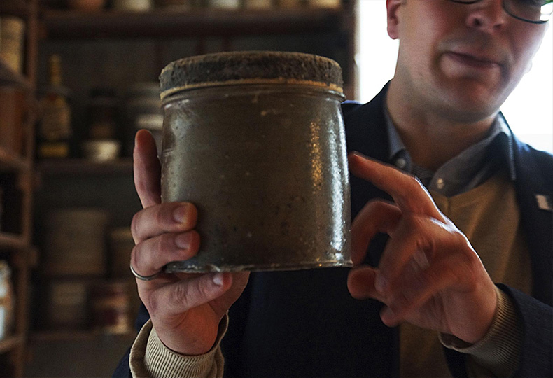 В руках будущего директора музея – соль, которой пользовались во времена Баухауза