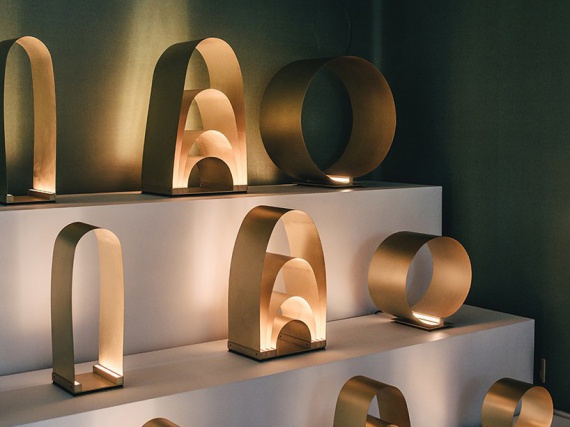 Studio Esware создали параболические светильники