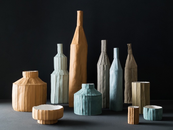 Керамист Паола Паронетто сделала из глины вазы, которые имитируют бумагу