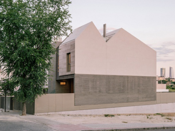 Steyn Studio построили дом из бетона и травертина