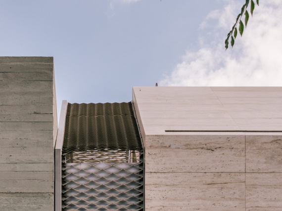 Steyn Studio построили дом из бетона и травертина