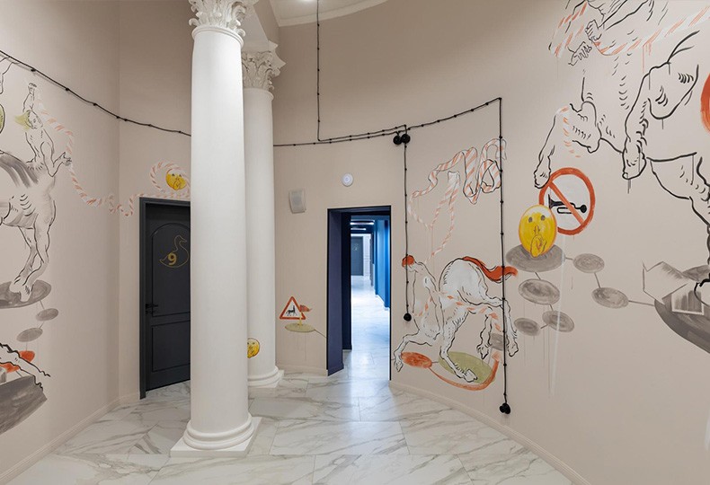 Работы художников онлайн-галереи SAMPLE в пространстве нового московского хостела Strawberry Duck, открывшегося в усадьбе XlX века
