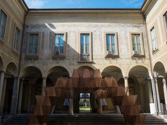 COS и Артур Маму-Мани показали инсталляцию на Неделе дизайна в Милане
