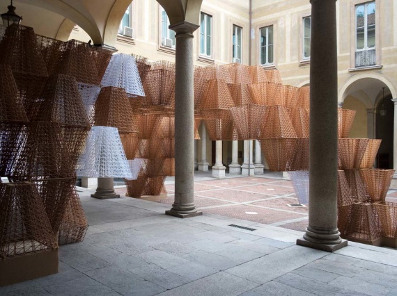 COS и Артур Маму-Мани показали инсталляцию на Неделе дизайна в Милане