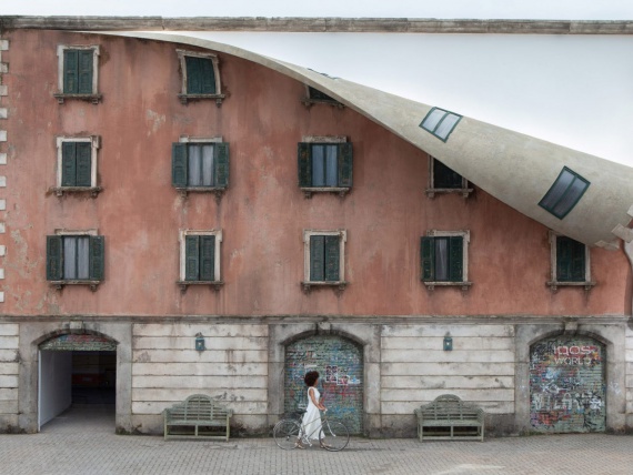 Алекс Чиннек «расстегнул» здание в Милане