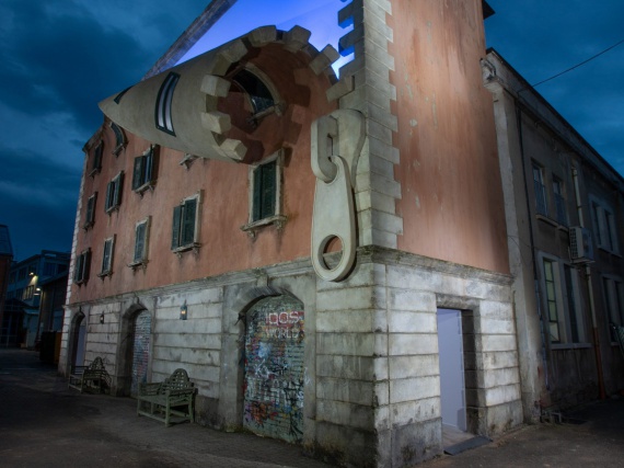 Алекс Чиннек «расстегнул» здание в Милане