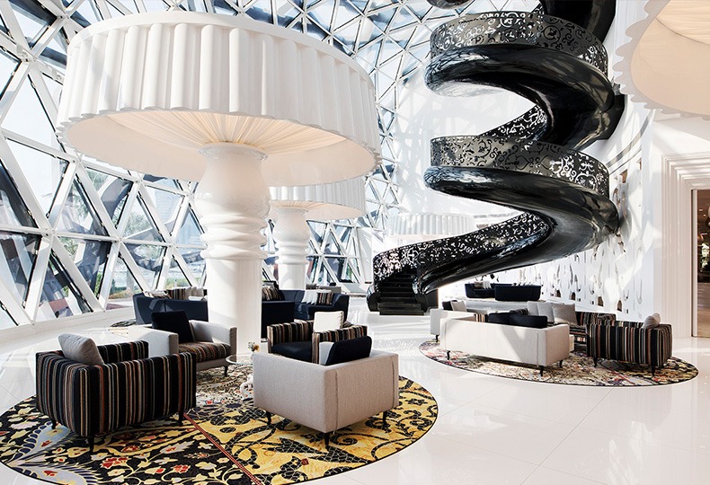 Интерьер отеля Mondrian Doha в Дохе, Катар, дизайн – Марсель Вандерс