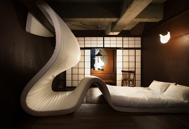Спальня в отеле Lloyd Hote, дизайн – Jo Nagasaka / Schemata Architects