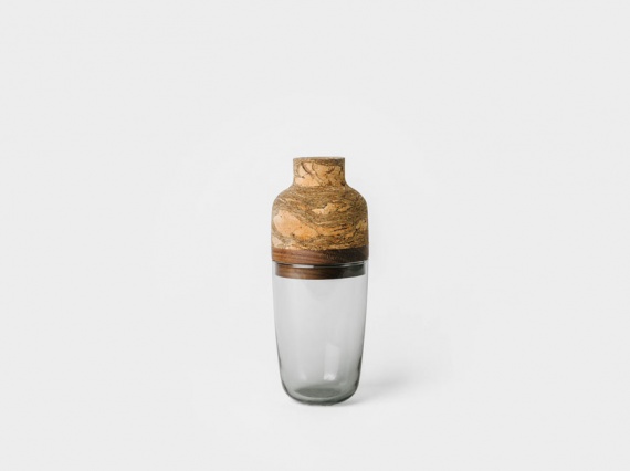 Дизайнер Мелани Абрантес сделала вазы из стекла и пробки