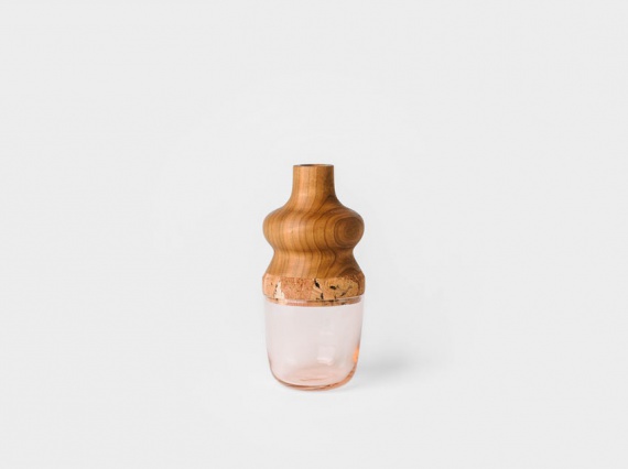 Дизайнер Мелани Абрантес сделала вазы из стекла и пробки