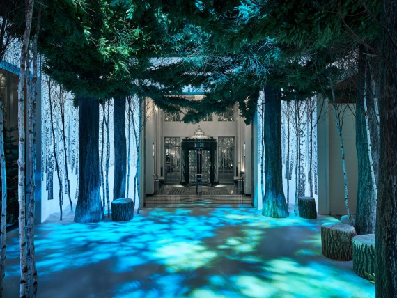 Главный дизайнер Apple сделал новогоднюю инсталляцию для отеля Claridges