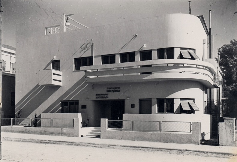 Где смотреть Баухаус в Тель-Авиве : Бульвар Ротшильд, 118, Архитектор – Ицхак Рапопорт, 1933