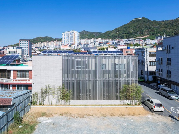 Ar-architects построили дом вокруг дворов в Южной Корее