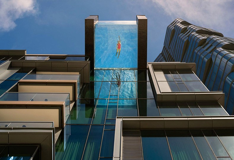 Стеклянный бассейн, выступающий на уровне седьмого этажа комплекса Anaha в Гонолулу
