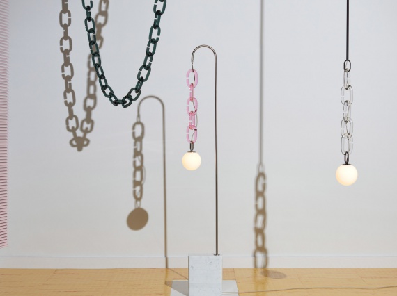 Дизайнеры Trueing представили светильники с цепочкой из цветного стекла
