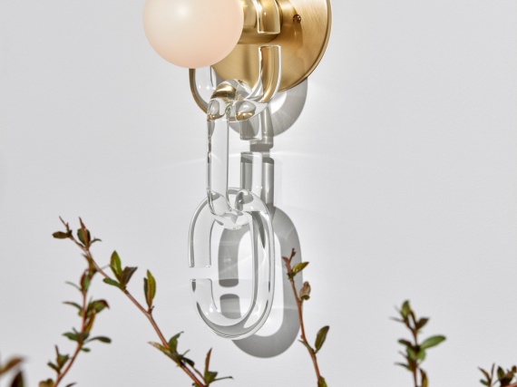 Дизайнеры Trueing представили светильники с цепочкой из цветного стекла