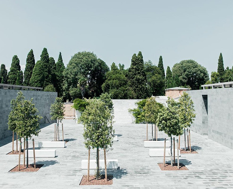 Проект кладбища Сан-Микеле в Венеции от Дэвида Чипперфильда : Колонны в одном из дворов