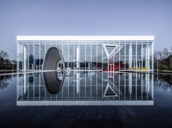 Китайские архитекторы АОЕ построили офисное здание со стеклянным фасадом