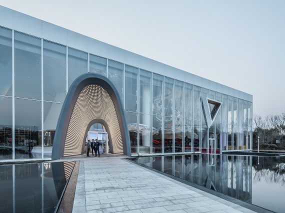 Китайские архитекторы АОЕ построили офисное здание со стеклянным фасадом