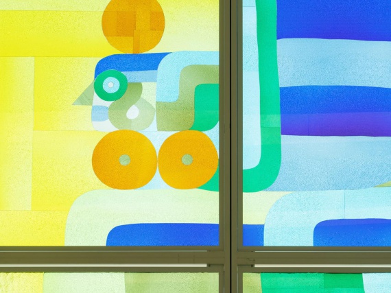 Александр Товборг украсил аэропорт Копенгагена инсталляцией из цветного стекла