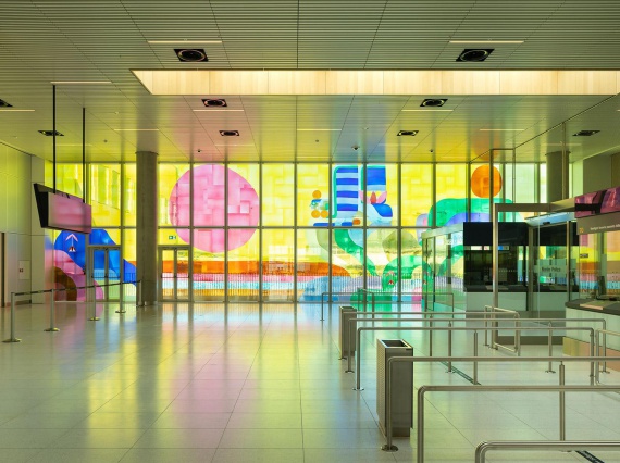 Александр Товборг украсил аэропорт Копенгагена инсталляцией из цветного стекла