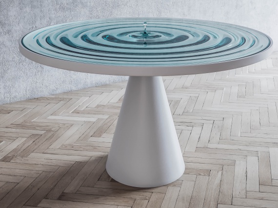 Дизайнер Стелиос Муссарис имитирует рябь воды на поверхности стола