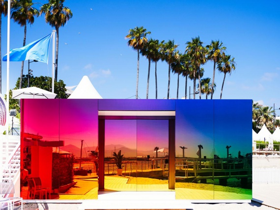 Герман Эрмичс и Instagram построили стеклянную инсталляцию в Каннах