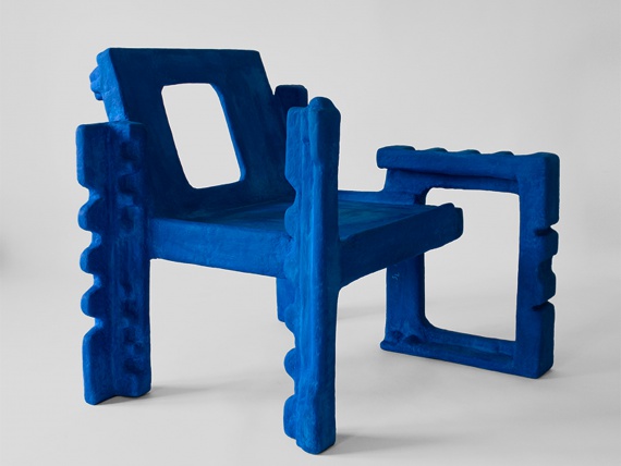 Дизайнер Савваз Лаз сделал кресло из пенопластовой упаковки