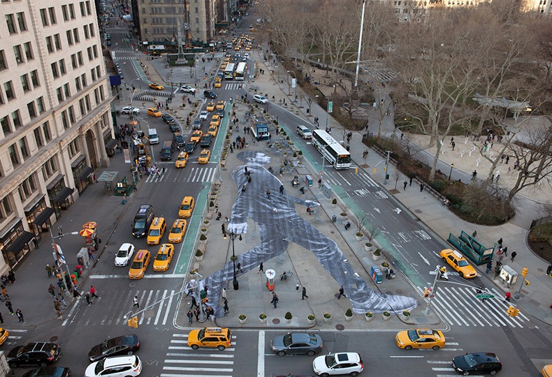 Новая пешеходная зона в центре города, Нью-Йорк, США