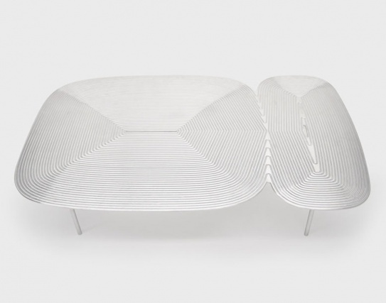 Дизайнер Алекс Брокамп представил коллекцию столов из алюминия